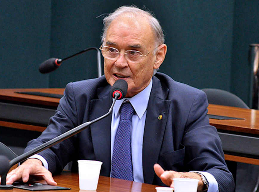Morre o senador Arolde de Oliveira